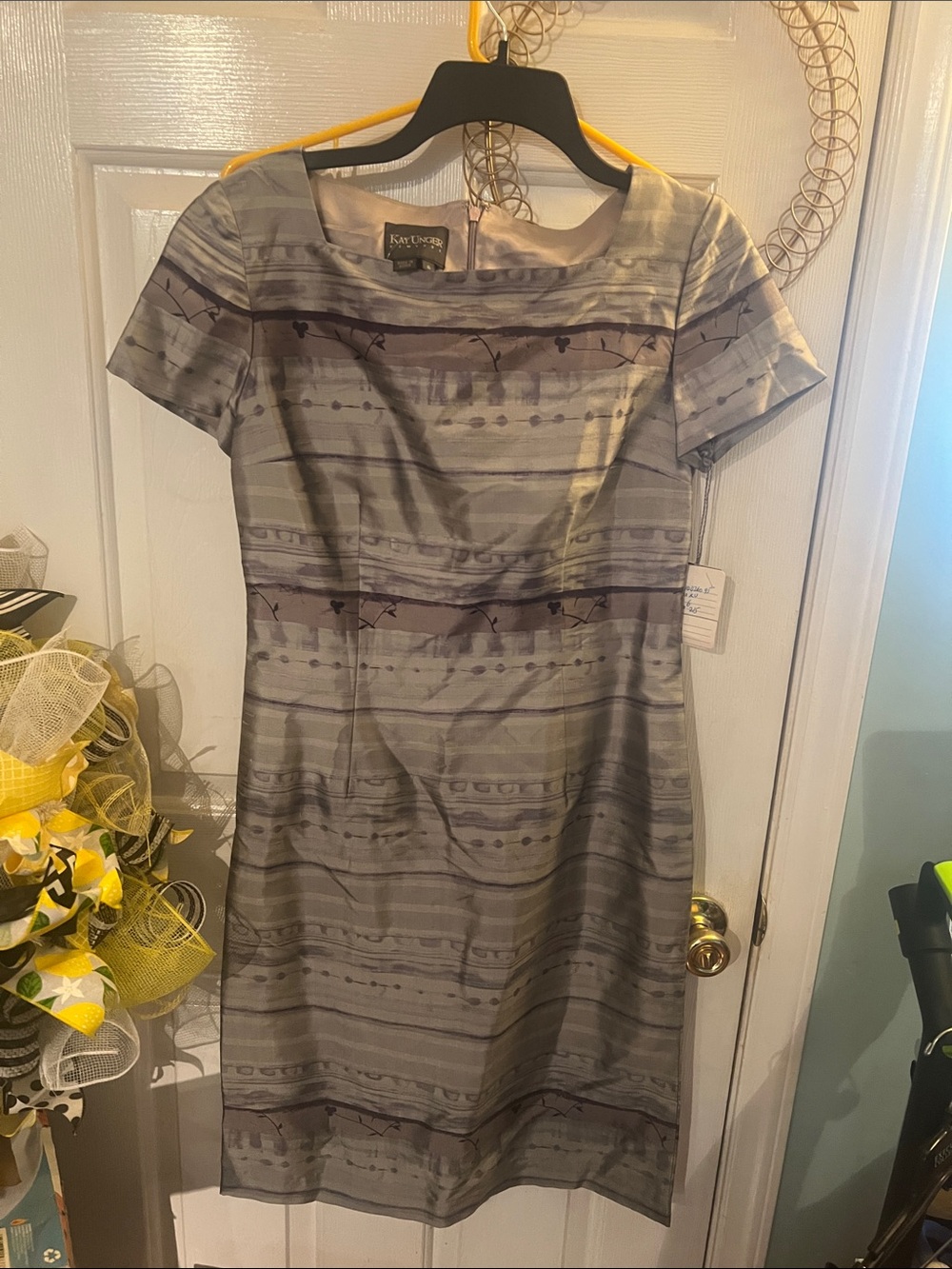 Kay Unger Slate Gray Printed Short-Sleeve Sheath Dress,100% Silk, size 6.